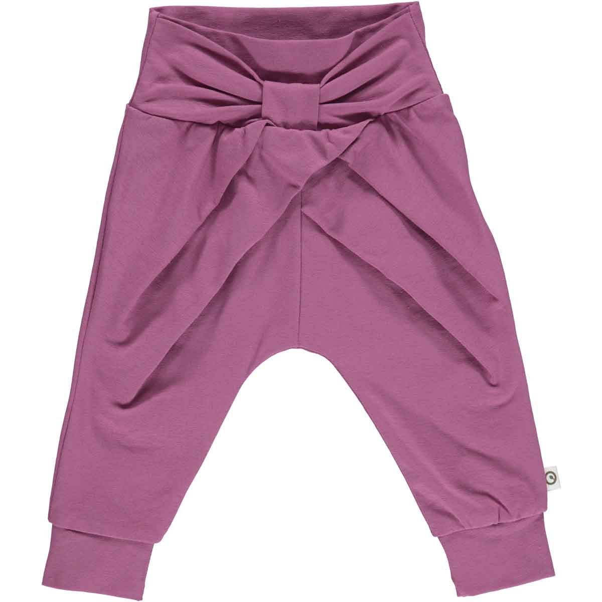 Müsli by green cotton Babyhose mit Schleifenschnitt – Boysenberry und weitere Baby Hose bei kippie.shop